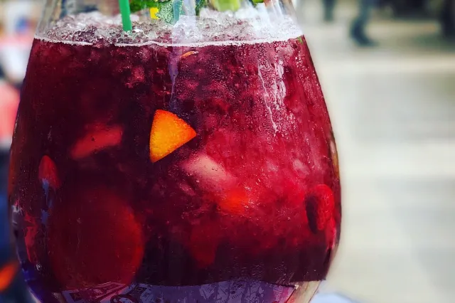 Proost op de zomer: Maak jezelf een onweerstaanbare zuiderse sangria!