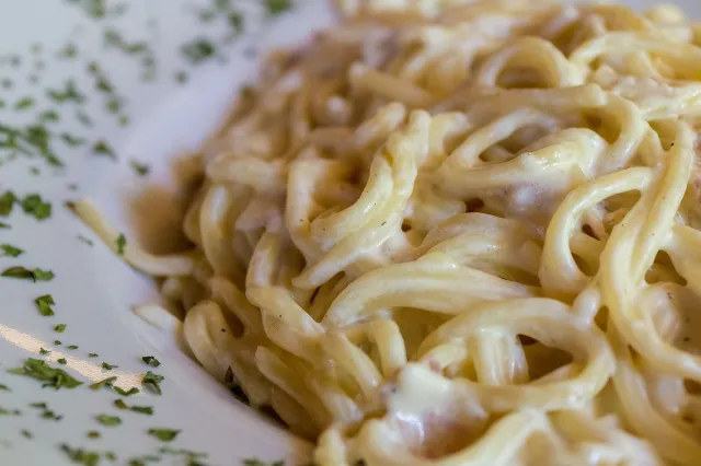 Verwen je smaakpapillen met een heerlijk romige spaghetti carbonara: stap-voor-stap instructies