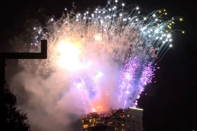 Martin Garrix geeft tijdens Koningsdag vuurwerkshow vanaf eigen dakterras in Amsterdam