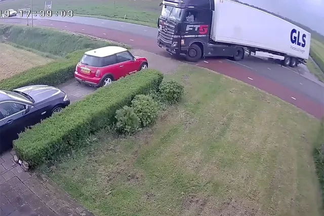 Buurman helpt vrachtwagenchauffeur keren