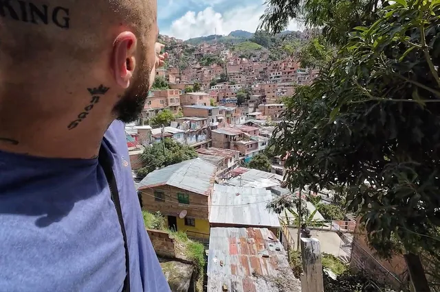 YouTuber Spanian op bezoek in drugshuis in ghetto Medellin als het leger een inval doet