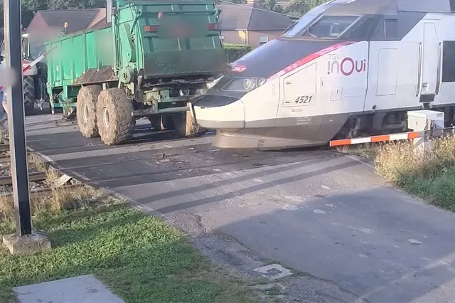 Hogesnelheidstrein in Belgie ramt aanhanger die vaststaat op het spoor