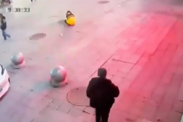 Meisje gooit vuurwerk in riool en wordt keihard gelanceerd!
