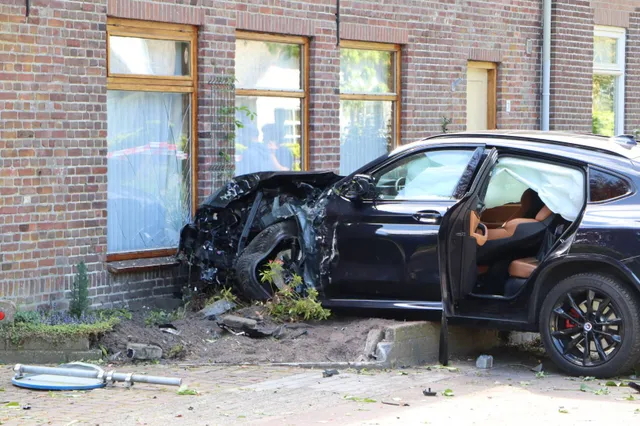 Auto raakt van weg, botst op fietser en eindigt tegen woning in Kaatsheuvel