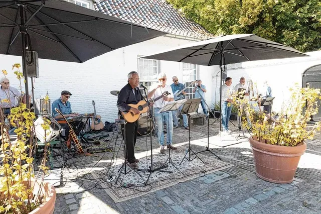 Gratis Beatles-middag met The Yellow Submarines in ’t Schooltje Image