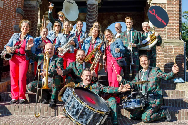 Parkpaviljoen Waalwijk zondag in feeststemming met De Kromme Noten Image