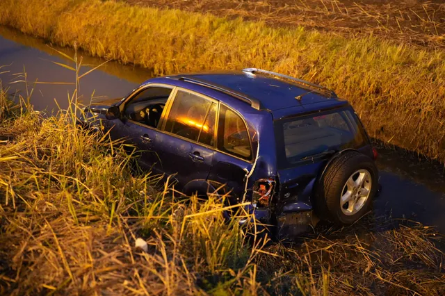 Auto in sloot na aanrijding met doorgereden busje op A59