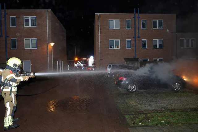 Tweede nacht op rij autobrand door brandstichting in Waalwijk