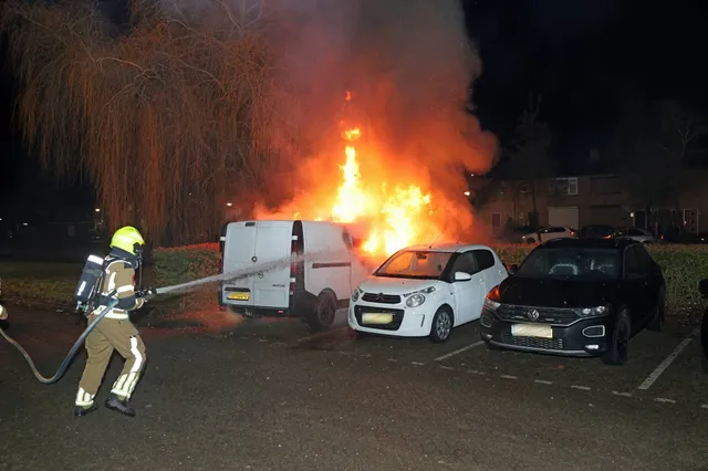 Bestelbus brandt volledig uit in nachtelijke brand in Waalwijk