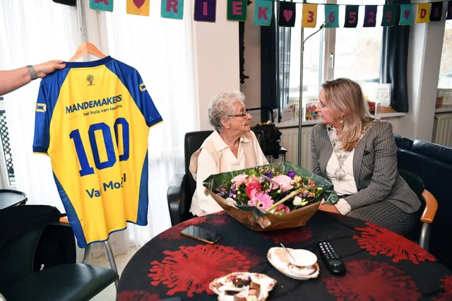 Burgemeester Ausems feliciteert 100-jarige Riek van Tuijl-van Oers