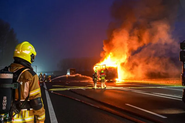 A59 dicht bij Waalwijk na brandende vrachtwagenaanhanger met textiel