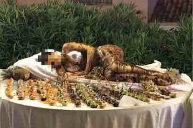 Italiaans hotel legt vrouw in chocoladesaus tussen de toetjes