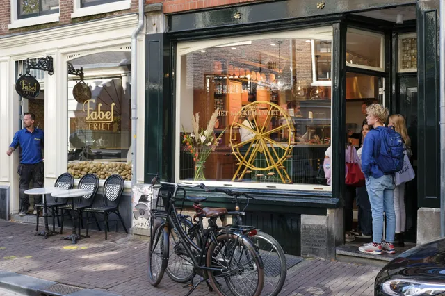 De TikTok-rij: sneue toeristen staan in Amsterdam uren te wachten op friet of een stroopwafel