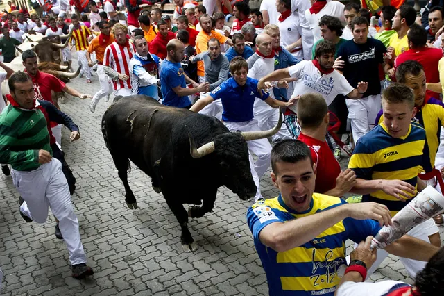Drie doden door stierenrennen in Spanje: de lugubere traditie met vuurstieren en kaarsvetballen