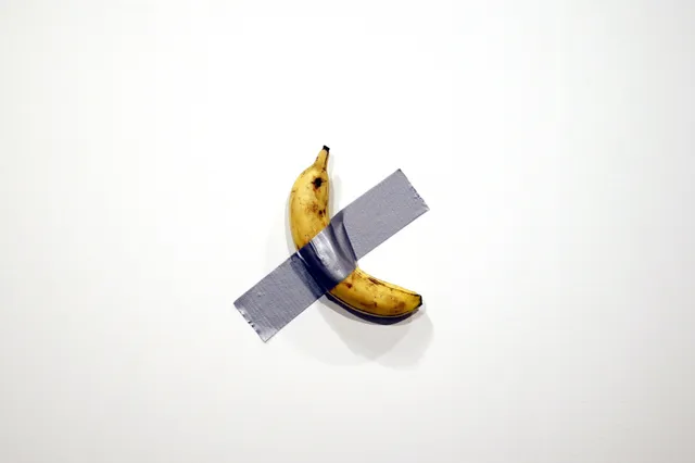 Koreaan trekt banaan van museummuur en verorbert het kromme kunstwerk met smaak