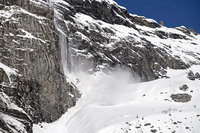 Spectaculaire video: sneeuwscooters ontsnappen ternauwernood aan lawine