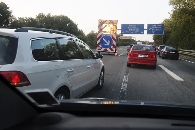 Kijk uit met SUV of Tesla in Duitsland: linkerbaan bij wegversmalling beboet en slecht verzekerd