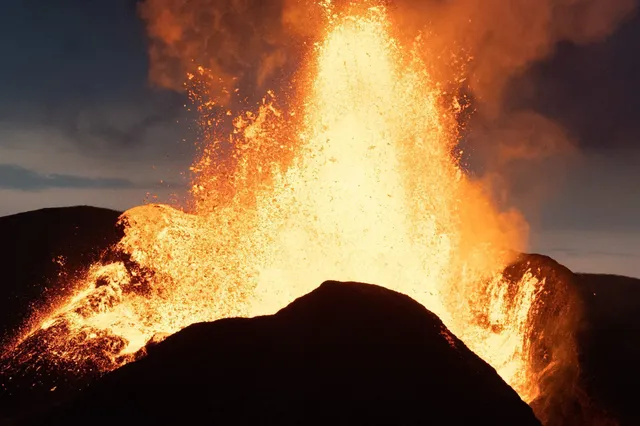 Drone vliegt vulkaan in: spectaculaire beelden