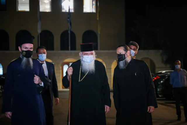 Ophef in Griekenland: coke snuivende priester opgepakt na zuuraanval op bisschoppen