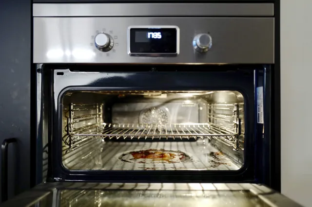 Op deze manier is de ovenschaal of bakplaat schoonmaken een koud kunstje