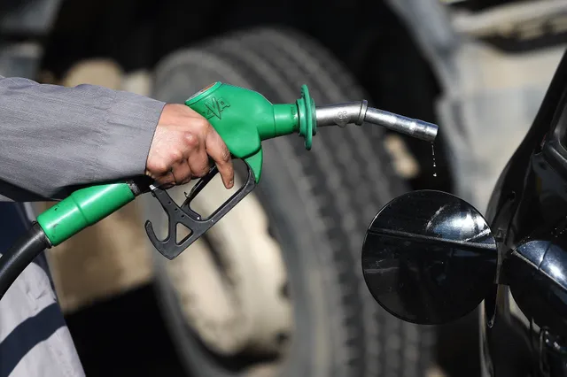 15 verrassende tips om jaarlijks tot wel duizend euro aan benzine te besparen