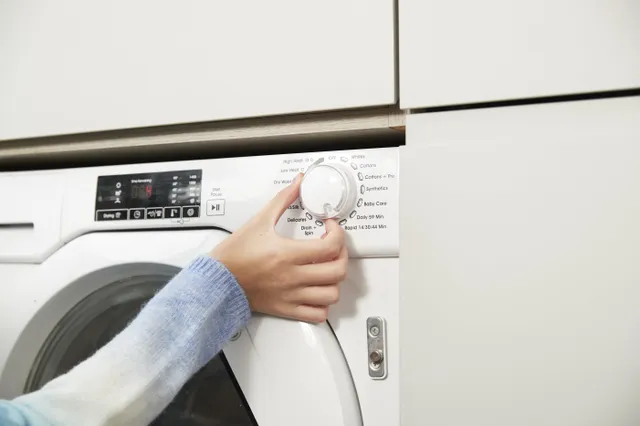 Waarom je de wasmachine en vaatwasser beter kunt aanzetten als de zon schijnt (en dus niet 's avonds)