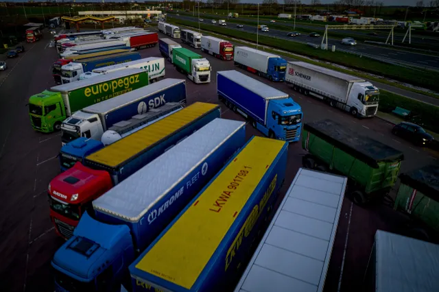 Vieze parkeerplaatsen en vrachtwagens langs de vluchtstrook: Truckers vechten elke avond om een plek