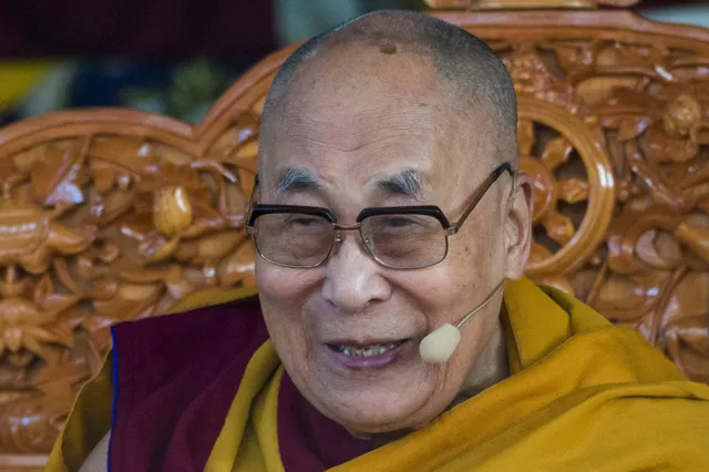 Dalai Lama kust jongen en vraagt ​​hem op zijn tong te zuigen