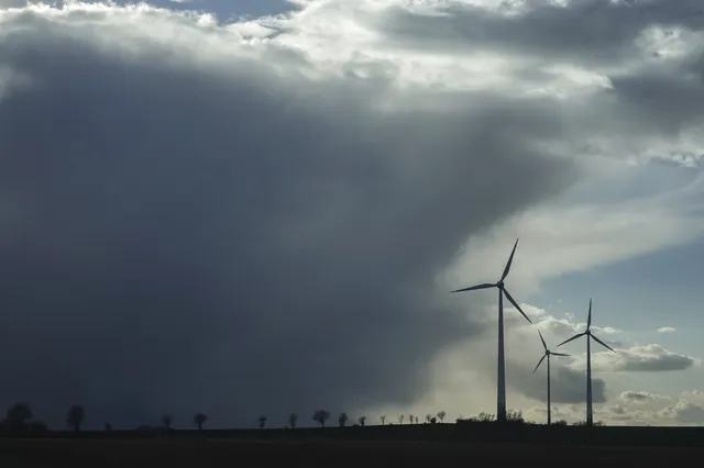 Kleine kinderen halen metalen uit de grond zodat wij windmolens kunnen bouwen