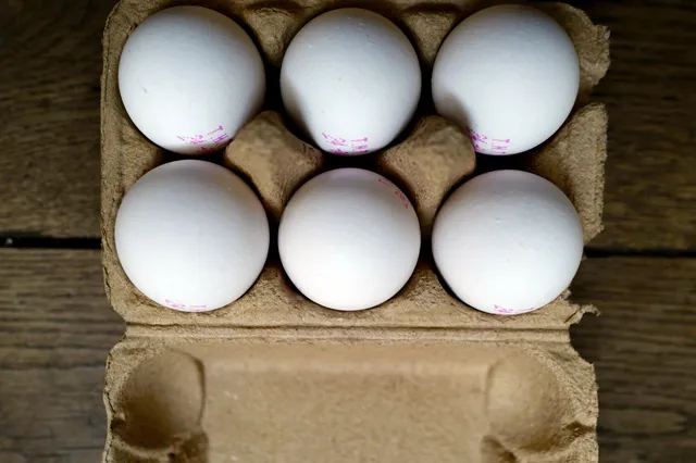 Bewaar je eieren het beste in of uit de doos? En in of buiten de koelkast?