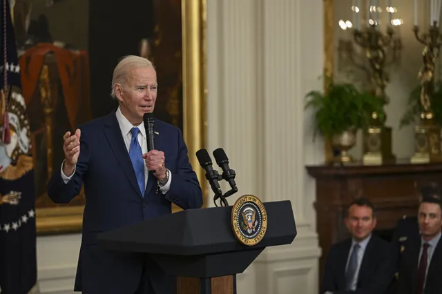 Het spiekbriefje van Joe Biden: 'Hij krijgt de namen en vragen van journalisten vooraf doorgespeeld'