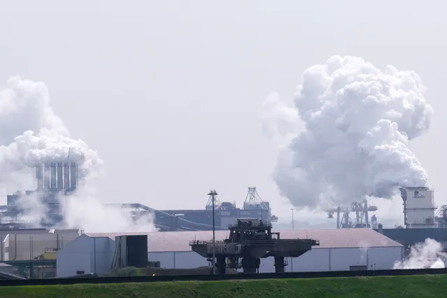 Inwoners Wijk aan Zee leven 2,5 maand korter door uitstoot Tata Steel