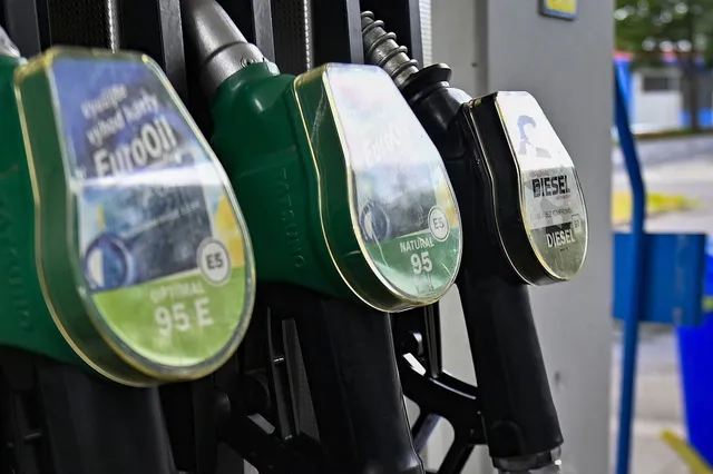 Duitse hoogleraar pleit voor benzineprijs van 100 euro per liter: “Autorijden moet pijn doen”