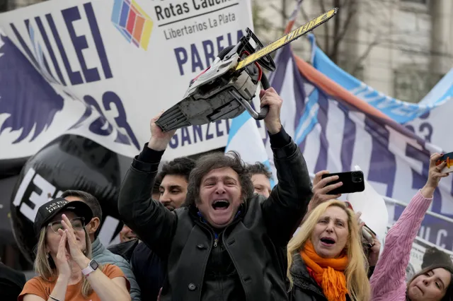 De nieuwe Argentijnse president vloekt, tiert, zwaait met kettingzagen en vraagt advies aan zijn gekloonde honden