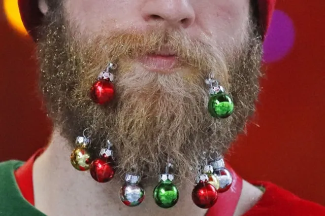 Kerstmirakel én wereldrecord: man draagt 710 kerstballen in zijn baard