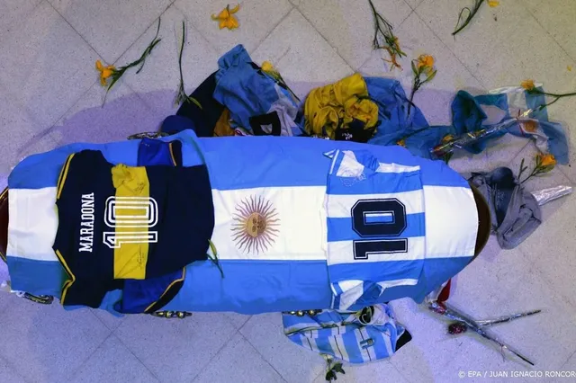Begrafenismedewerker ontslagen na selfie met lichaam Maradona
