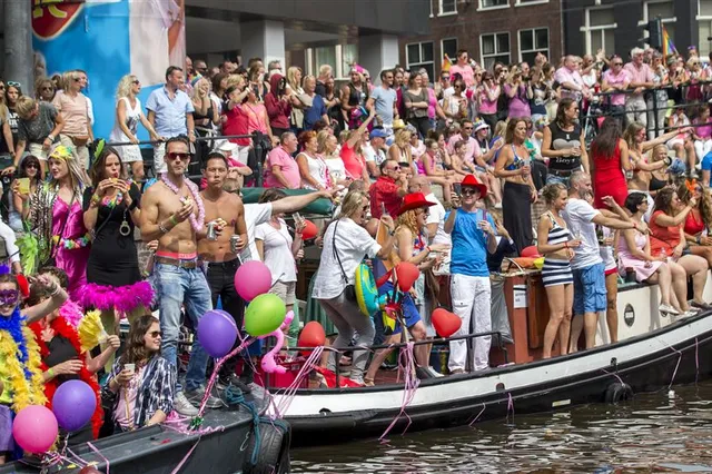 Imam vaart mee op botenparade Gay Pride