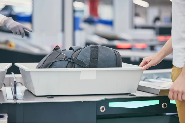 Waarom moet je laptop uit je handbagage tijdens het inchecken?