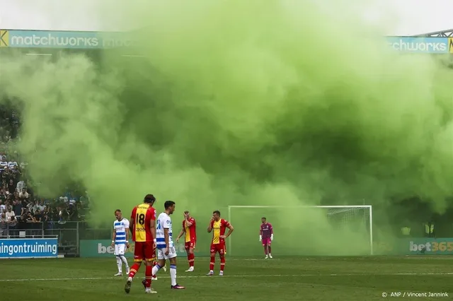 Supporters PEC Zwolle gebruiken op afstand bediende rookbommen
