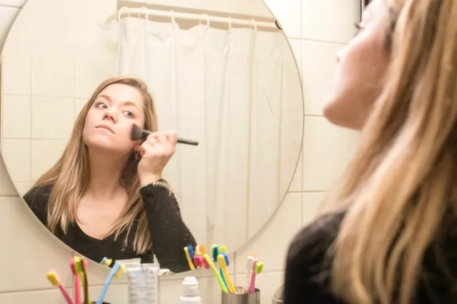 Make up bij tieners kan heel schadelijk zijn