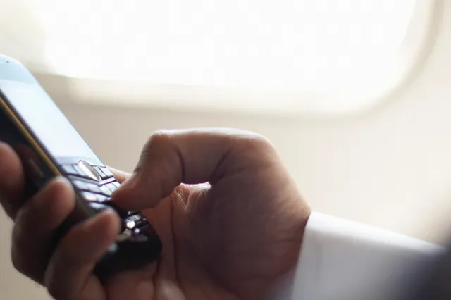 Wat er kan gebeuren als je tóch belt in een vliegtuig? Niets