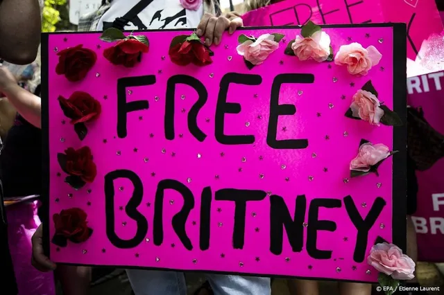 Vader eist geld van Britney Spears