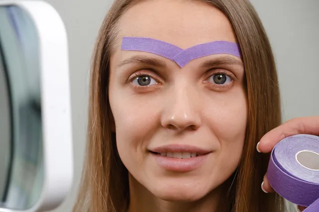 Face tape: de rage om rimpels weg te werken met plakband. Goed idee?