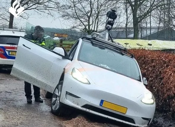 Stomdronken man (67) rijdt Street View-auto een Friese greppel in