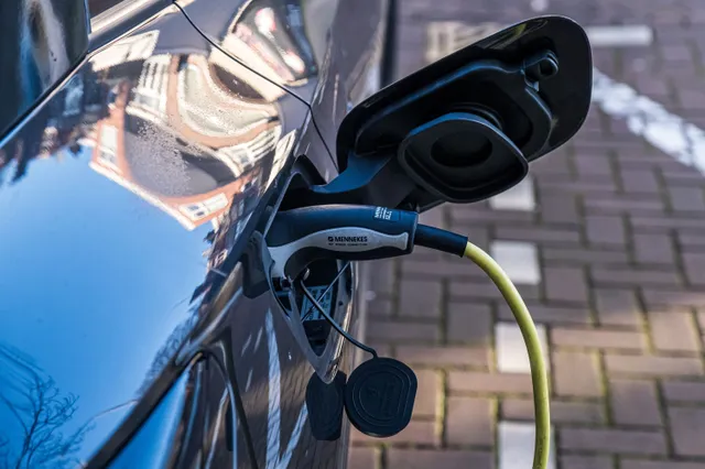 Netbeheerder Stedin eist dat EV's niet meer tussen 16:00 en 21:00 mogen laden