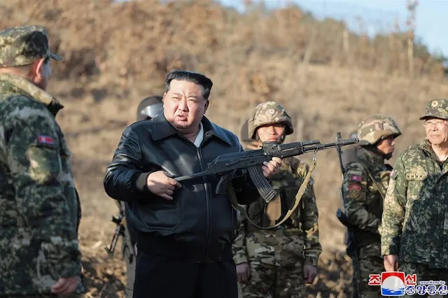 Dictator Kim houdt geweer vast en roept op tot oorlogsoefeningen