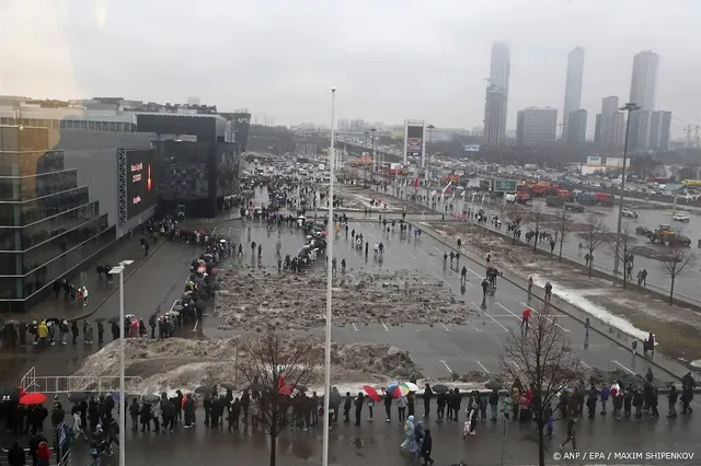 Lange rij rouwenden bij locatie terroristische aanslag bij Moskou