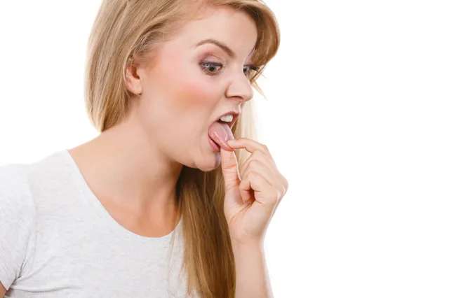 7 manieren om je verbrande tong snel te genezen