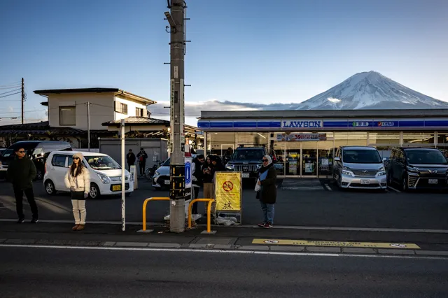 Japanners blokkeren uitzicht op Mount Fuji, omdat er veel te veel toeristen zijn