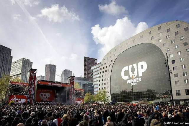 Feyenoord in centrum Rotterdam gehuldigd voor winst KNVB-beker